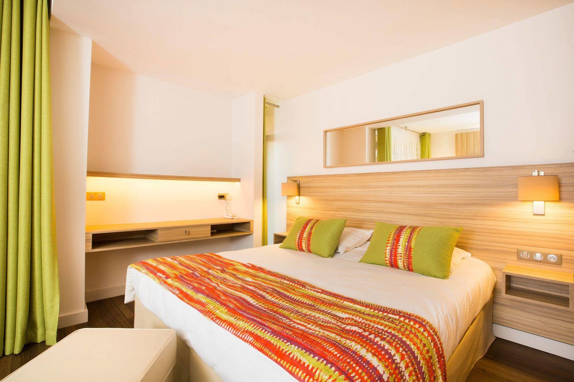 โฮเต็ล วาก็องซ์ เบลอ เดลคลอย Hotel แซงต์-ฌอง-กัป-เฟราต์ ภายนอก รูปภาพ
