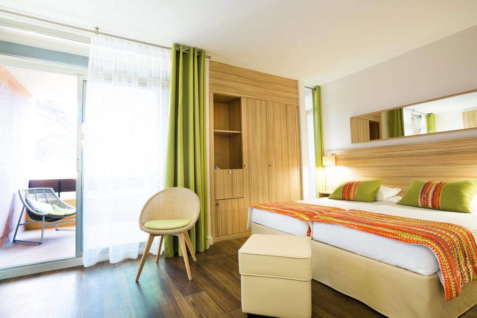 โฮเต็ล วาก็องซ์ เบลอ เดลคลอย Hotel แซงต์-ฌอง-กัป-เฟราต์ ภายนอก รูปภาพ